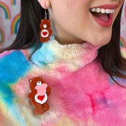 Erstwilder Carebears (2022) - A Tender Heart Brooch 7 Erstwilder Carebears (2022) - A Tender Heart Brooch -Playworld Shop AA1BH7ATenderHeartBroochMODEL