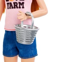 MATTEL Barbie - Chicken Farmer 12 MATTEL Barbie - Chicken Farmer -Playworld Shop BarbieChickenFarmerclose up2