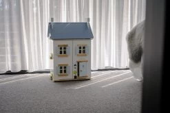 Le Toy Van - Daisylane Wooden Sky Doll House 14 Le Toy Van - Daisylane Wooden Sky Doll House -Playworld Shop LEH127DaisylaneSkyDollHouseLifestyle