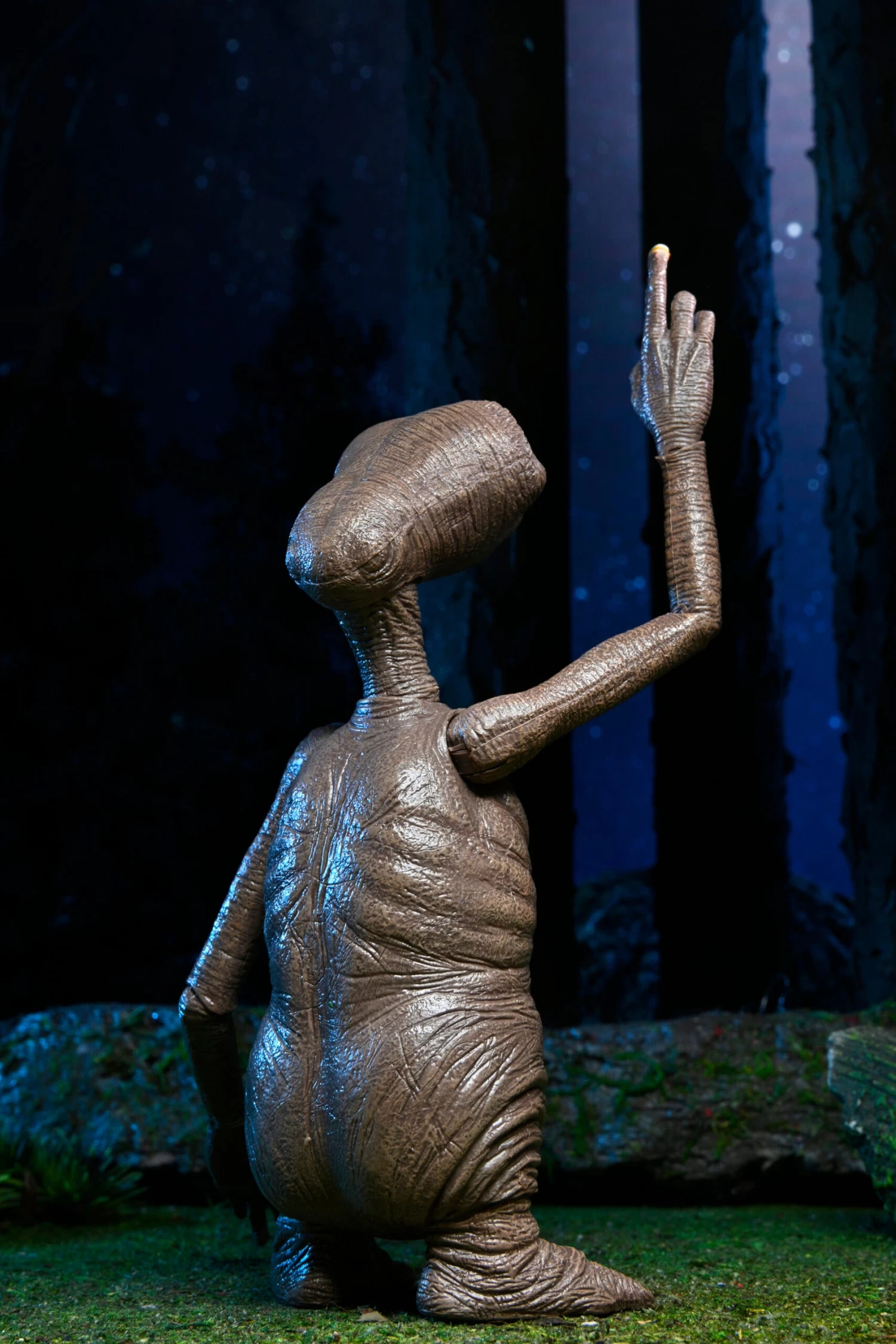 NECA E.T. Ultimate 40th Anniversary 7" Scale Action Figure 7 NECA E.T. Ultimate 40th Anniversary 7" Scale Action Figure - Image 5