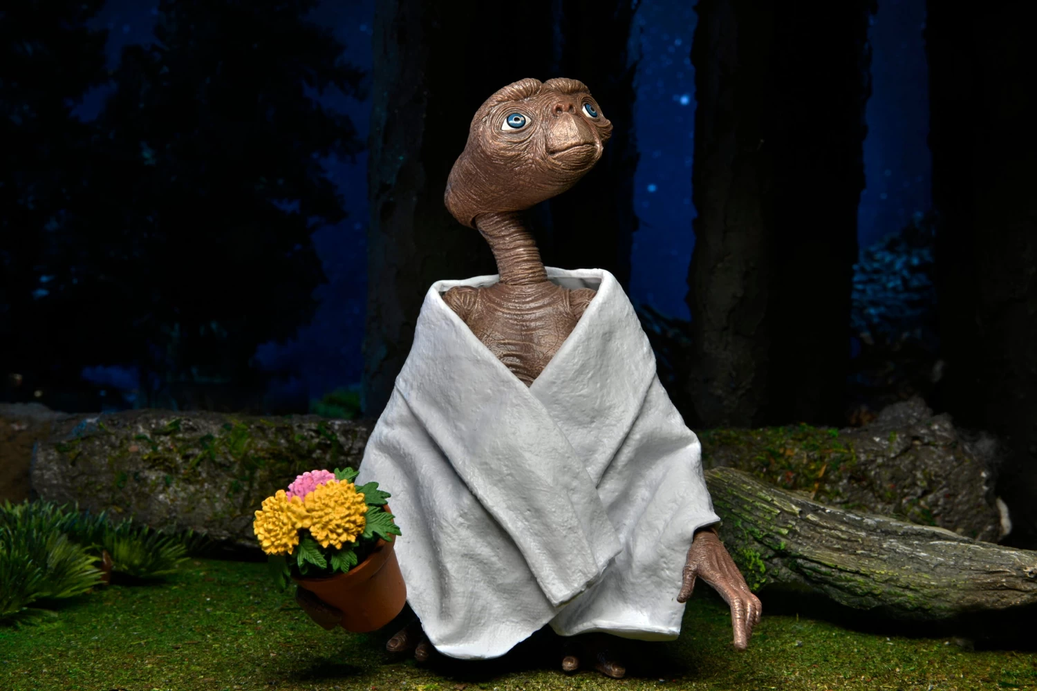 NECA E.T. Ultimate 40th Anniversary 7" Scale Action Figure 6 NECA E.T. Ultimate 40th Anniversary 7" Scale Action Figure - Image 4